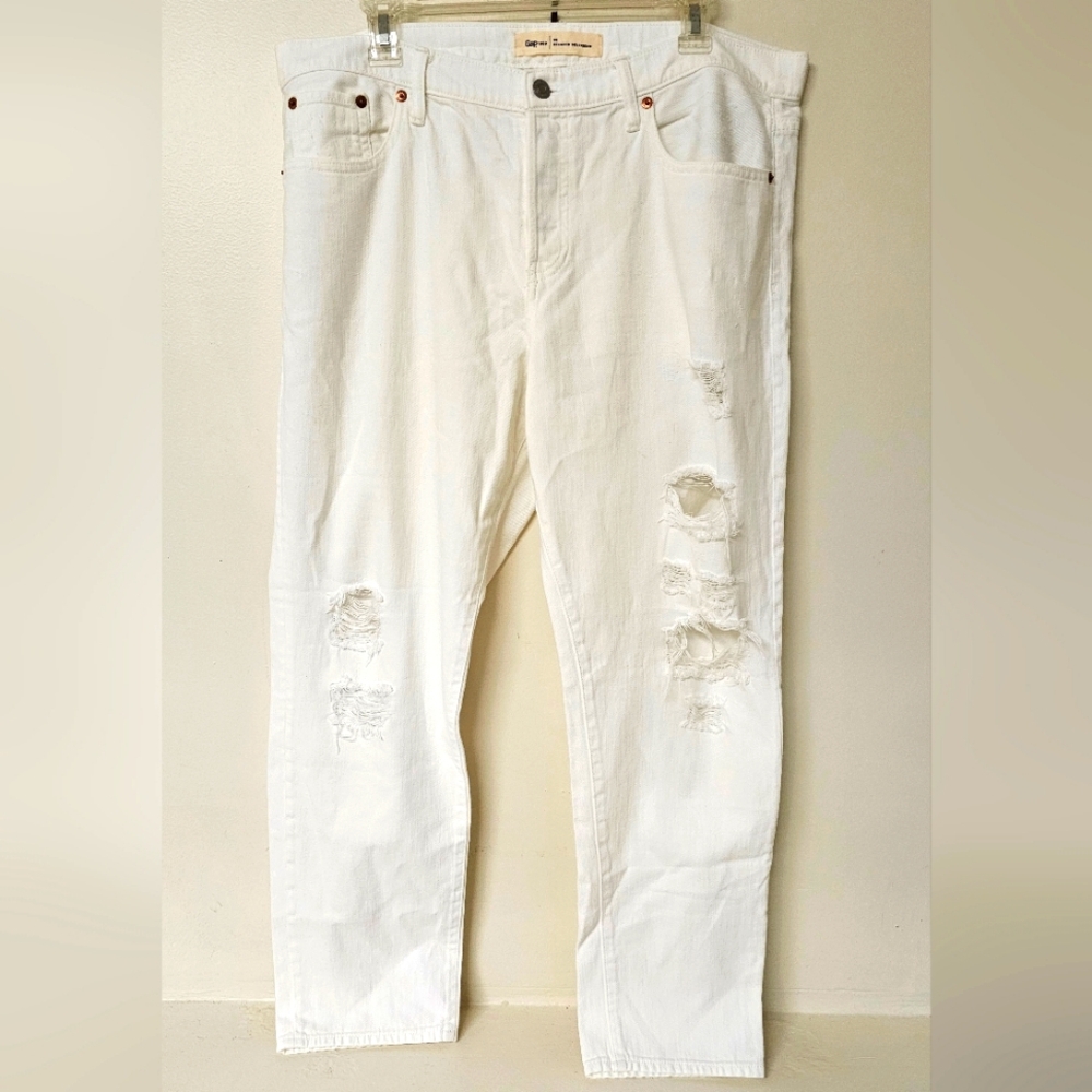 GAP 1969 White Relaxed Boyfriend Distressed Jeans size 32